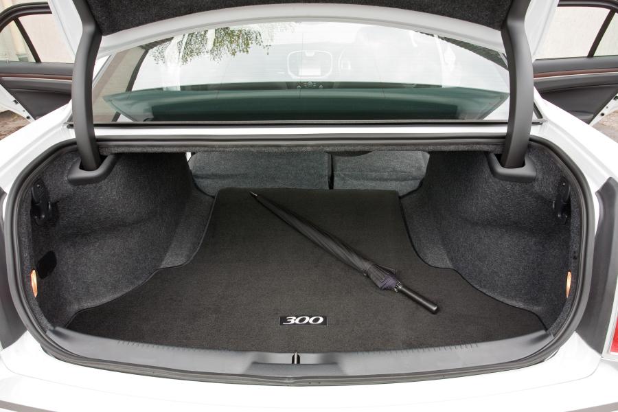  Chrysler 300C 2012 года  (UK) (фото 4 из 91)